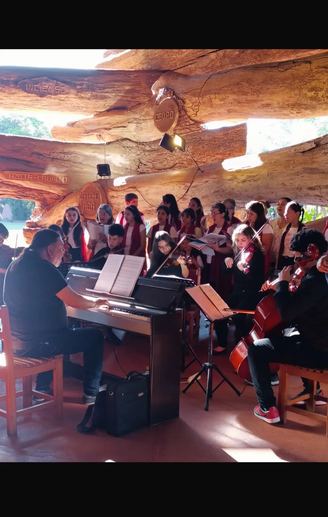 Coro y Orquesta del conservatorio santa cecilia ejecutando en un evento en Aripuca, Puerto Iguazu, Argentina
